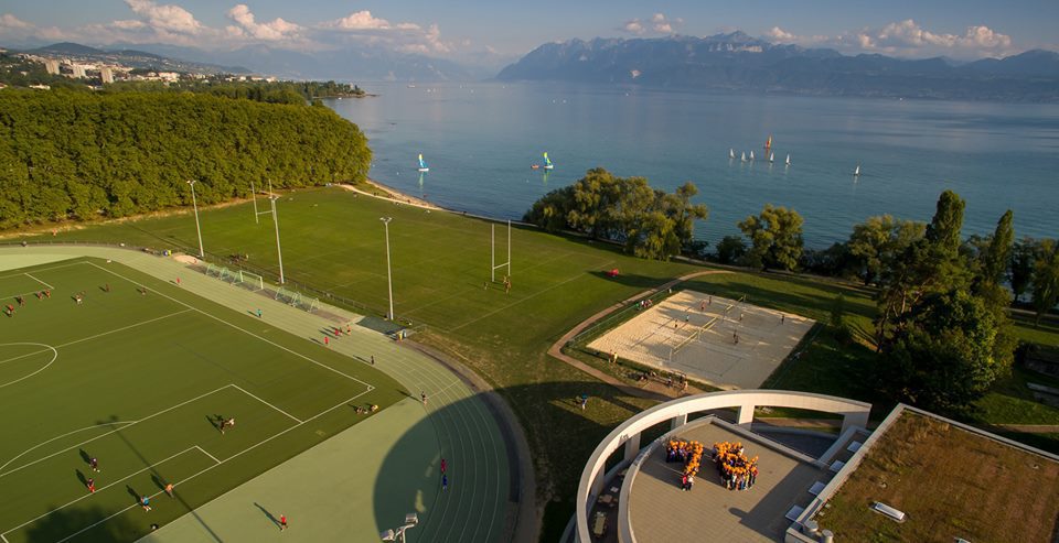 Les terrains de sport de l'Université de Lausanne situés au bord du Lac Léman