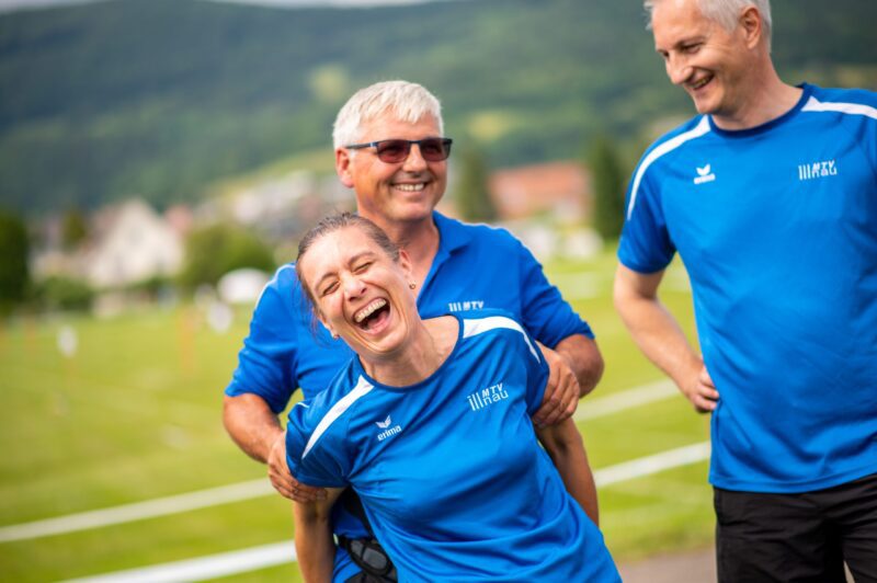 Un homme et une femme rigole lors de la Fête fédérale de gymnastique à Aarau en 2019.