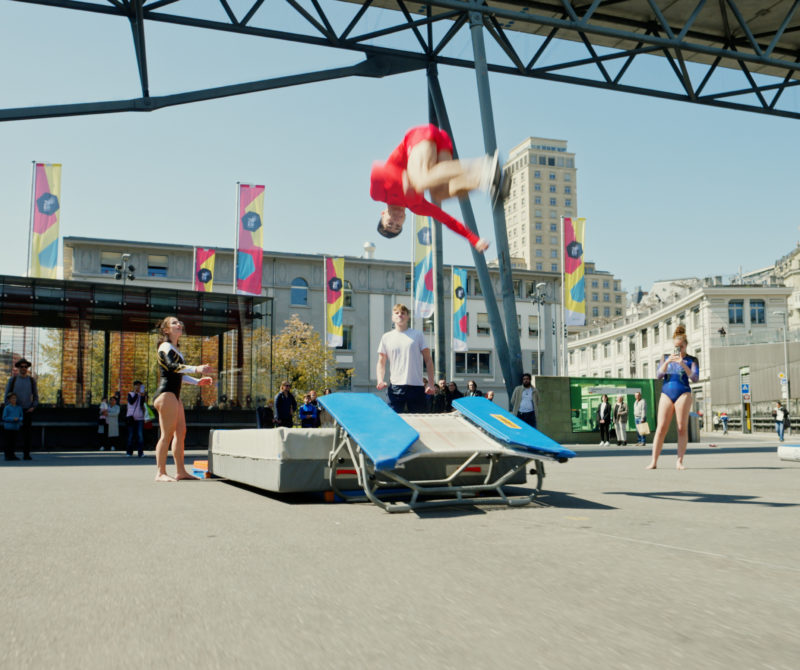 Des gymnastes effectuent des figures au Flon à Lausanne