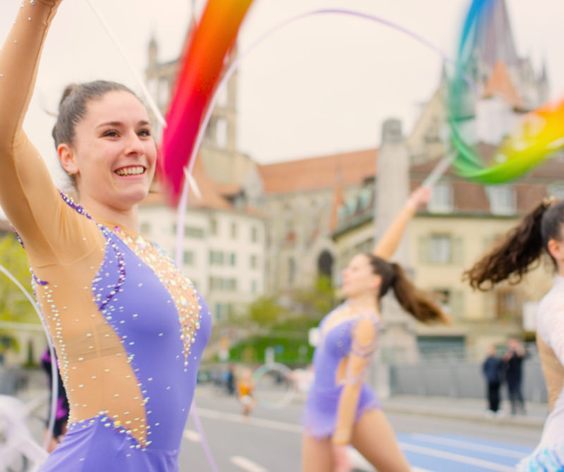 Des gymnastes pratiquent leurs disciplines sur le Pont Bessières à Lausanne