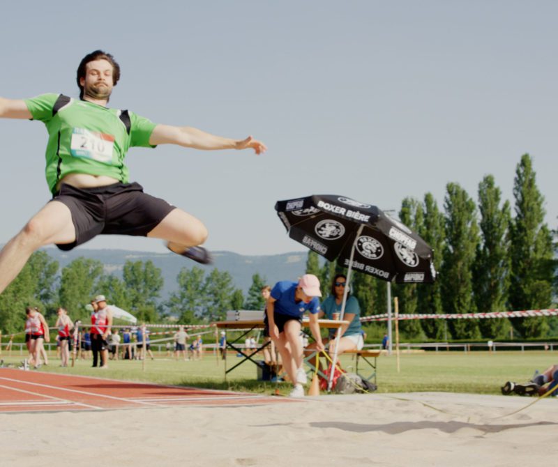 un homme fait du saut en longueur à la Fête fédérale de gymnastique en 2019