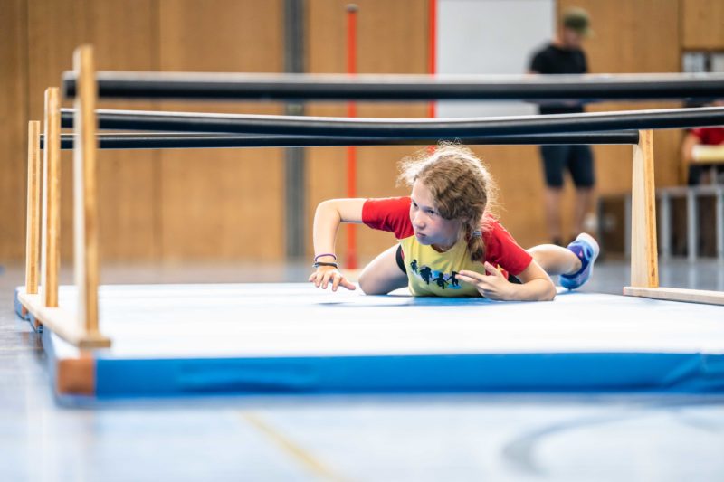 Une gymnaste fait un parcours d'obstacle dans le cadre du parcours jeunesse, discipline de la Fête fédérale de gymnastique Lausanne 2025.